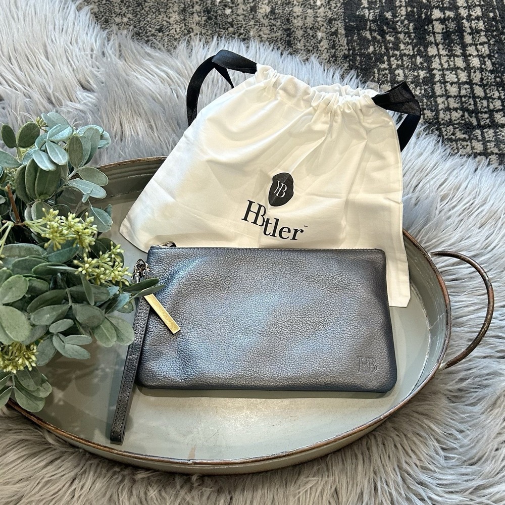HButler‎ Mighty Purse Leather Wristlet With Built-in Phone Charger Silver